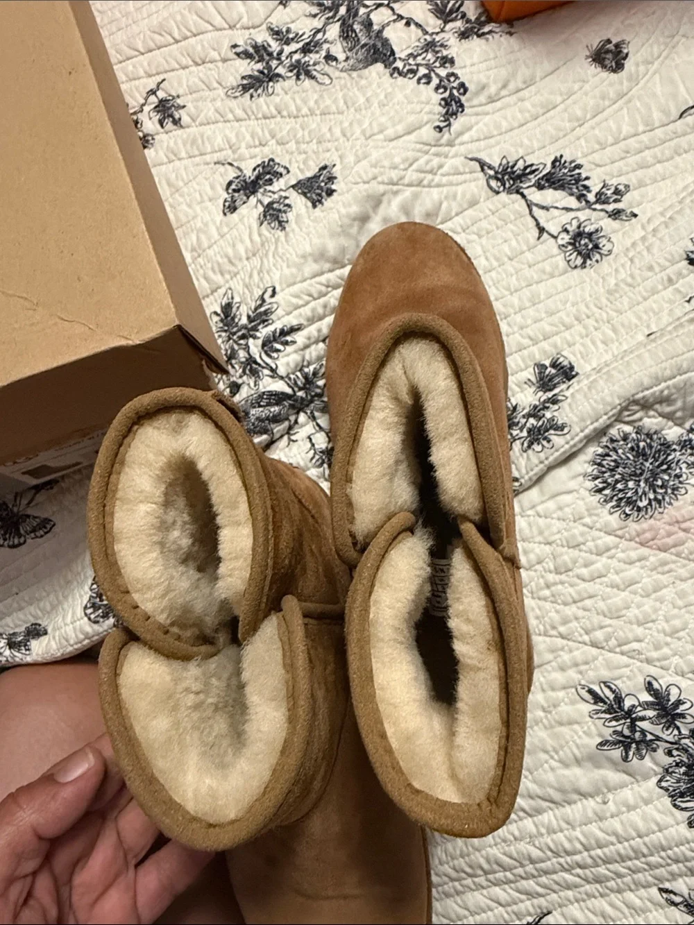 UGG Kristin Size 5 chestnut treadlite